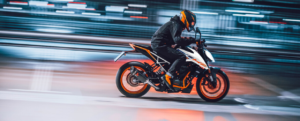 Die KTM 125 DUKE ist vielleicht ein Einstiegsmotorrad, das heißt aber nicht, dass sie keine Gefangenen macht.