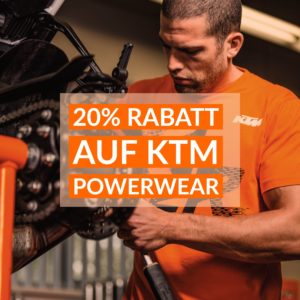 Mitarbeiter von Project Moto Rütter und Holte GmbH arbeitet an einem KTM Motorrad und bewirbt 20% Rabatt auf KTM Powerwear.