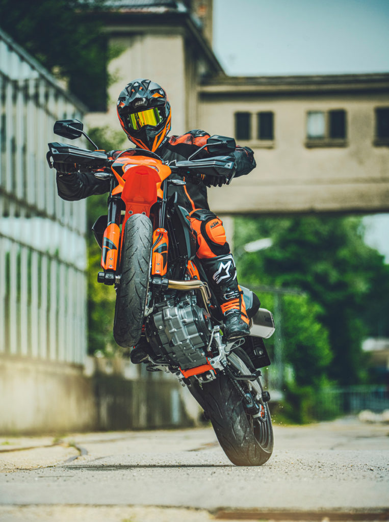 Kein anderer Hersteller hat das Super Moto Segment so geprägt wie KTM: Super Moto ist KTM