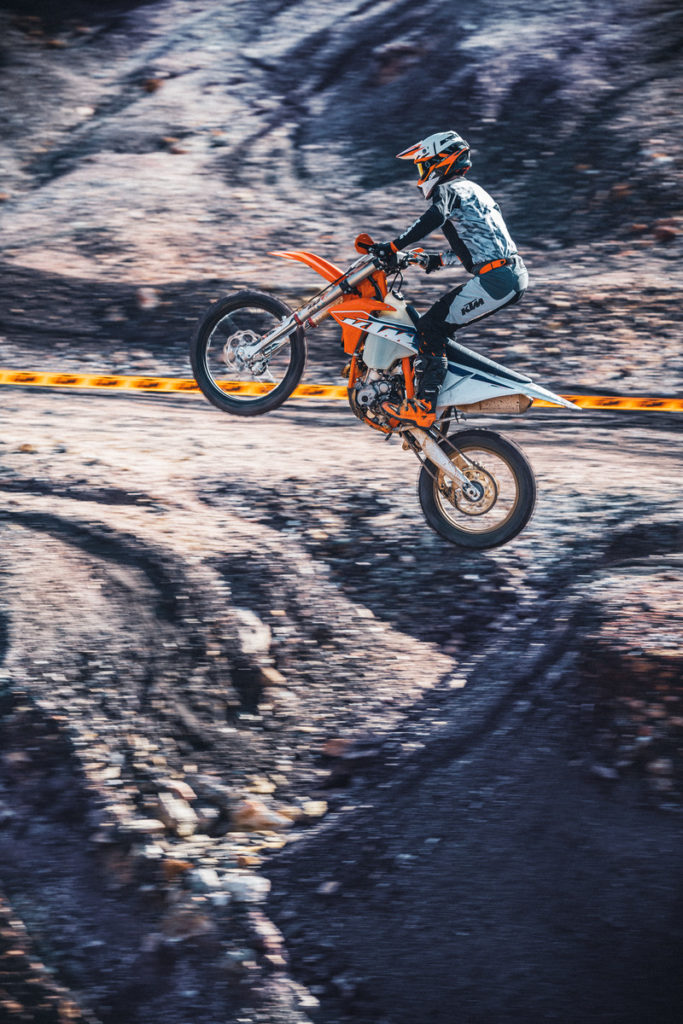 KTM EXC = MASTER OF THE EXTREMEs
LEGE DIE MESSLATTE HÖHER