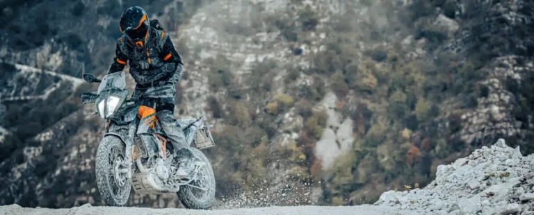 Die KTM 390 ADVENTURE basiert auf der bewährten Erfahrung der ganzen KTM ADVENTURE-Modellreihe, aus der auch ihr Rally-inspiriertes Design stammt. Sie ist mit einem hervorragenden 1-Zylinder-Motor mit 400 cm³ Hubraum und der besten Federung und Technologie ihrer Klasse ausgestattet. Kurz gesagt: Eine vielseitige, leichte Reisebegleitung für alle, die ihrem Alltag etwas Abenteuer im Geiste von READY TO RACE verleihen möchten.
