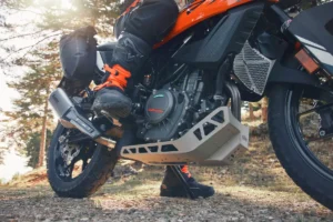 Detailaufnahme einer KTM 390 Adventure, die ihre robuste Bauweise und Motorleistung zeigt, während der Fahrer bereit ist, die Reise fortzusetzen.