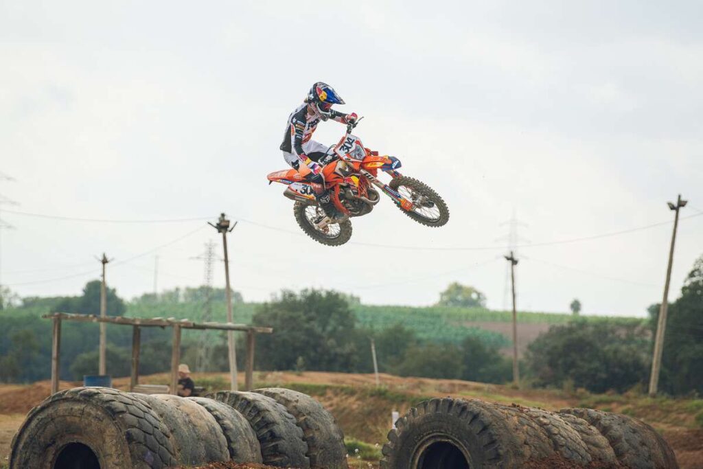 Red Bull KTM Factory Racing's Manuel Lettenbichler ist bereit, sich der FIM SuperEnduro Weltmeisterschaft 2024 zu stellen! Der kürzlich gekrönte Hard Enduro Weltmeister von 2023 wird bald das Outdoor-Fahren gegen Indoor-Fahren tauschen, während er sich auf das erste Event der sieben Runden umfassenden Serie vorbereitet, welches am 25. November in Frankreich stattfinden wird.