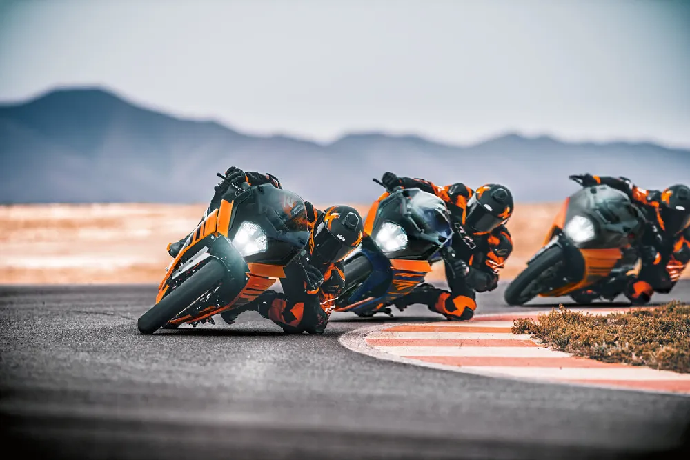 KTM RC 125 2024 in voller Schräglage auf der Rennstrecke