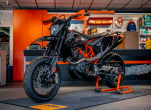 Die KTM 690 SMC-R als Team West "Black Edition"