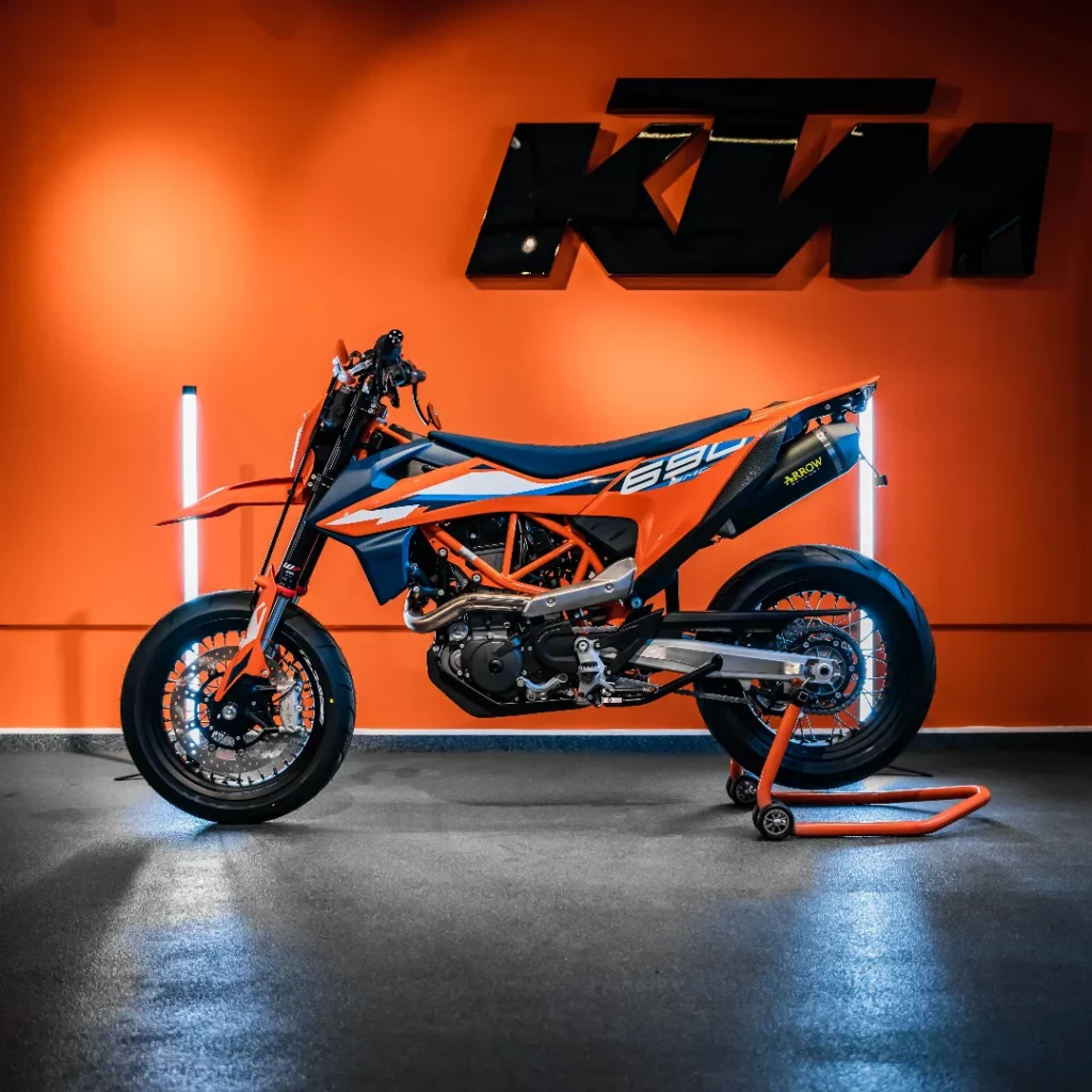 Die aktuelle KTM 690 Supermoto gibt es bei uns als Team West Edition zum Sonderpreis