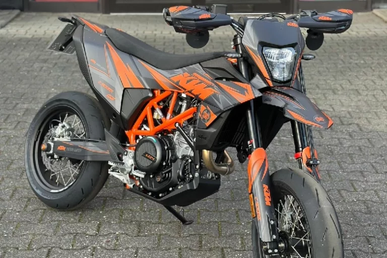 KTM 690 SMC R 2026 Team West Edition in Frontansicht mit Team-West-Dekor und schwarzem Zubehörpaket