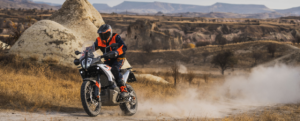 Die KTM 790 ADVENTURE ist zurück: Die vielseitige Kombination aus drehmomentstarker Leistung, geschmeidigem Handling und maximaler Vielseitigkeit – aufgefrischt für das Jahr 2023.