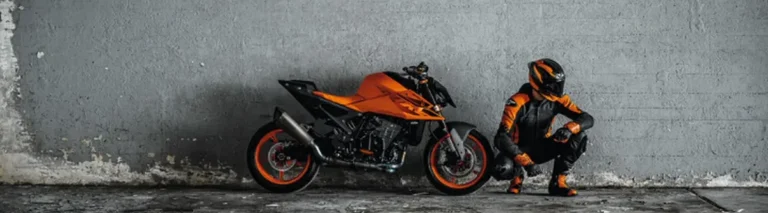 Mit der neuen KTM 990 DUKE schafft KTM einen Entwicklungssprung in dieser Klasse und unterstreicht damit seine Ansprüche auf das begehrte Segment der 1000er-Naked-Bikes.