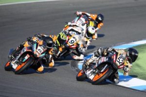 Rennfahrer auf KTM-Motorrädern in einer dynamischen Kurvenfahrt auf der Rennstrecke.