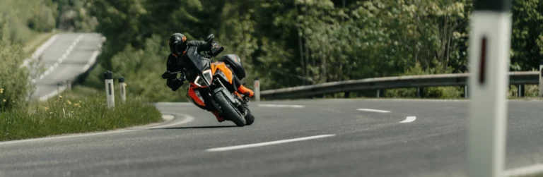 KTM Street Motorrad in Schräglage auf einer kurvigen Landstraße