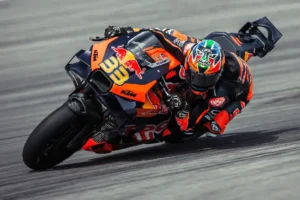 Brad Binder auf der KTM MotoGP-Maschine beim Sepang-Test 2024, in voller Fahrt