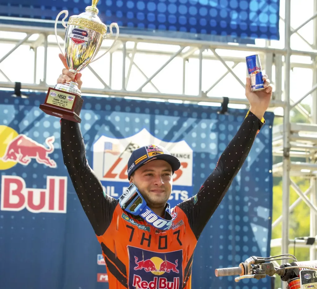 Cooper Webb von Red Bull KTM Factory Racing hatte einen starken Abschluss beim Ironman National am Samstag, wo er mit dem dritten Gesamtrang in der 450MX-Klasse seinen ersten Podiumsplatz der Saison erreichte.
