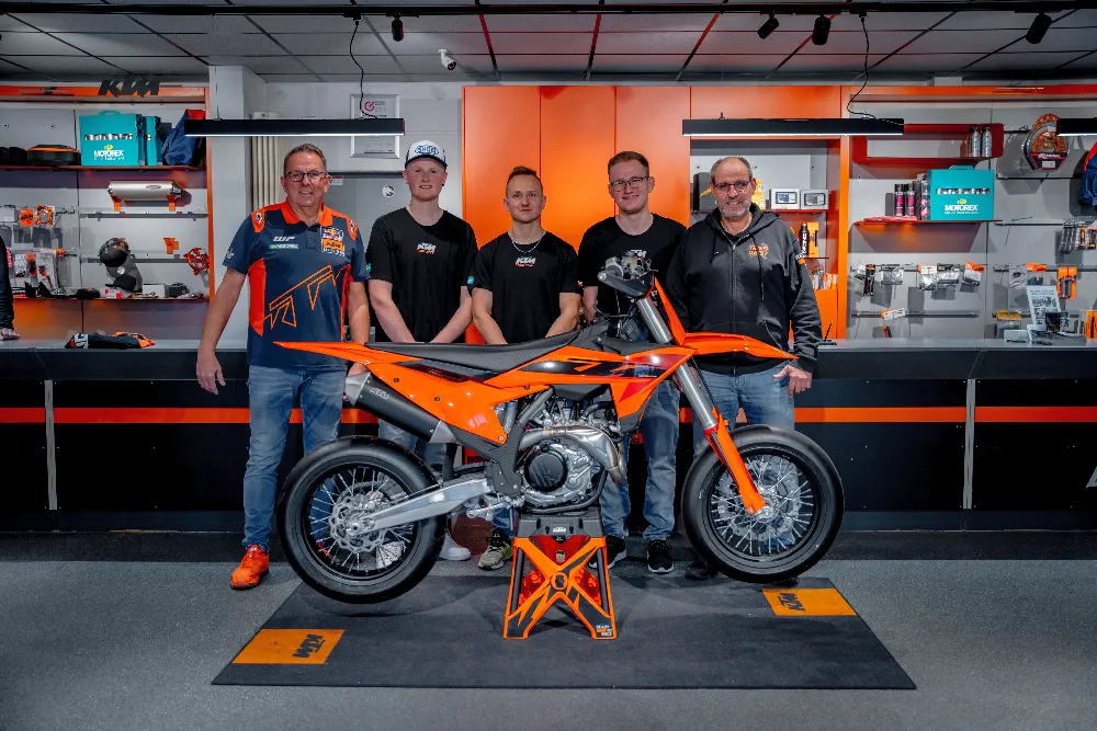 KTM 450 SMR 2025 mit Jürgen Roth-Lebenstedt, Justin Brüser, Kevin Röttger, Tim Lebenstedt und Thomas Holte