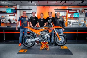 KTM Team West Racing 2025 mit der KTM 450 SMR und Teammitgliedern