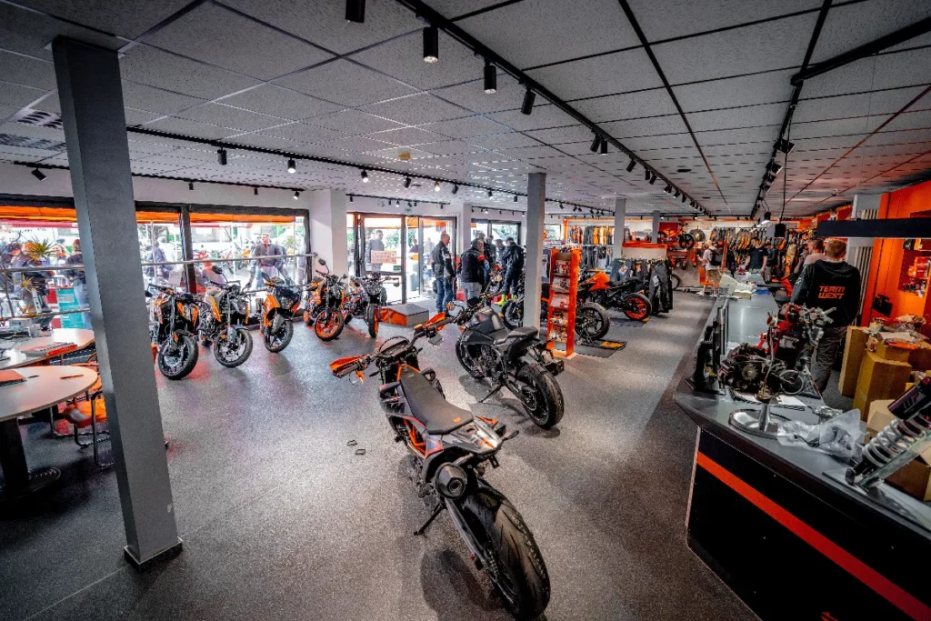 Showroom von KTM Team West in Oberhausen – Motorräder und Zubehör im READY TO RACE-Stil.