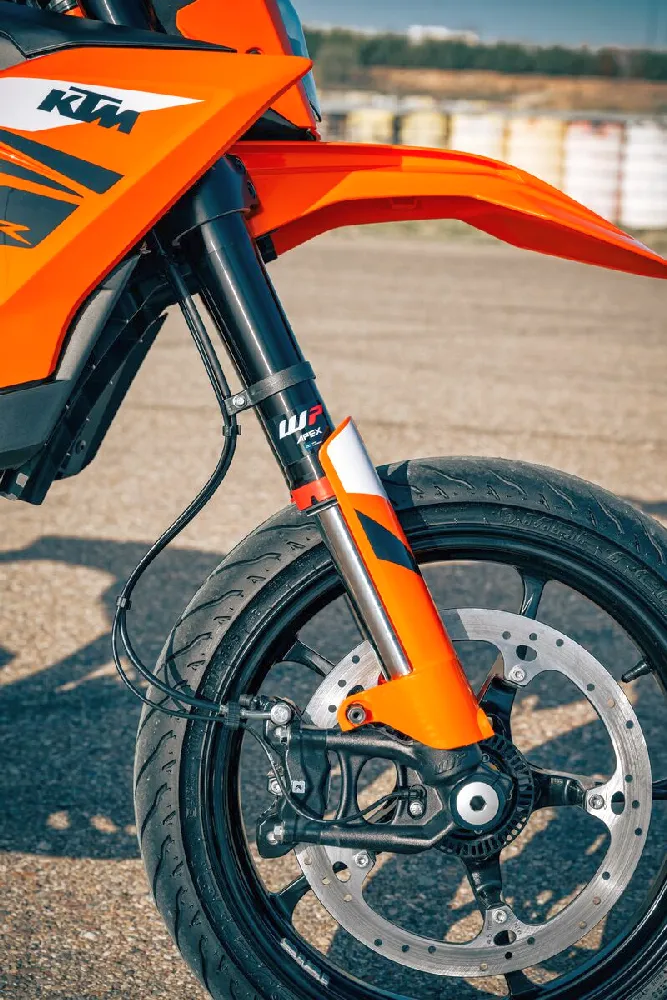 Detailansicht der WP APEX-Gabel und Bremse der KTM 125 SMC R 2025 – Präzision und Kontrolle in Perfektion.
