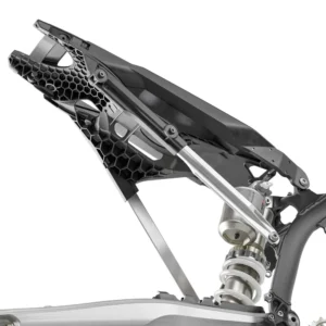 Hochentwickelter zweiteiliger Heckrahmen der VMR 450 aus polyamidverstärktem Aluminium für überlegenes Handling.