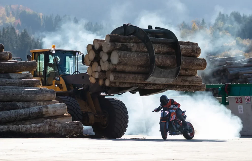 Roks Stunts brauchen viel Vorbereitung, sowie eine hohe Dosis an Selbstbewusstsein, Fitness und Fahrpraxis