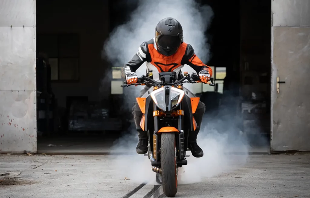 Das neue semiaktive Fahrwerk von WP APEX ermöglicht es Rok die unglaublichsten Stunts auf die effizienteste Art und Weise auszuführen