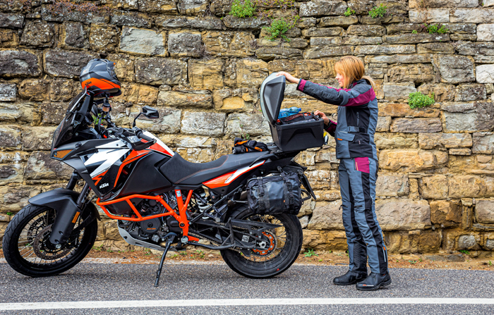 Jacqueline sucht Platz für Souvenirs im KTM PowerParts TOURING TOPCASE