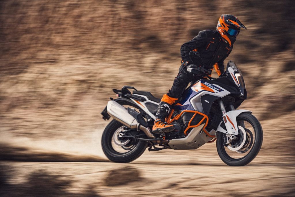Die überarbeitete WP-Federung der Generation 2021 trägt weiter zum verbesserten Handling der 1290 Adventure R bei