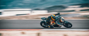KEINE ATEMPAUSE: DIE KTM 1290 SUPER DUKE RR DONNERT AUF DIE BÜHNE