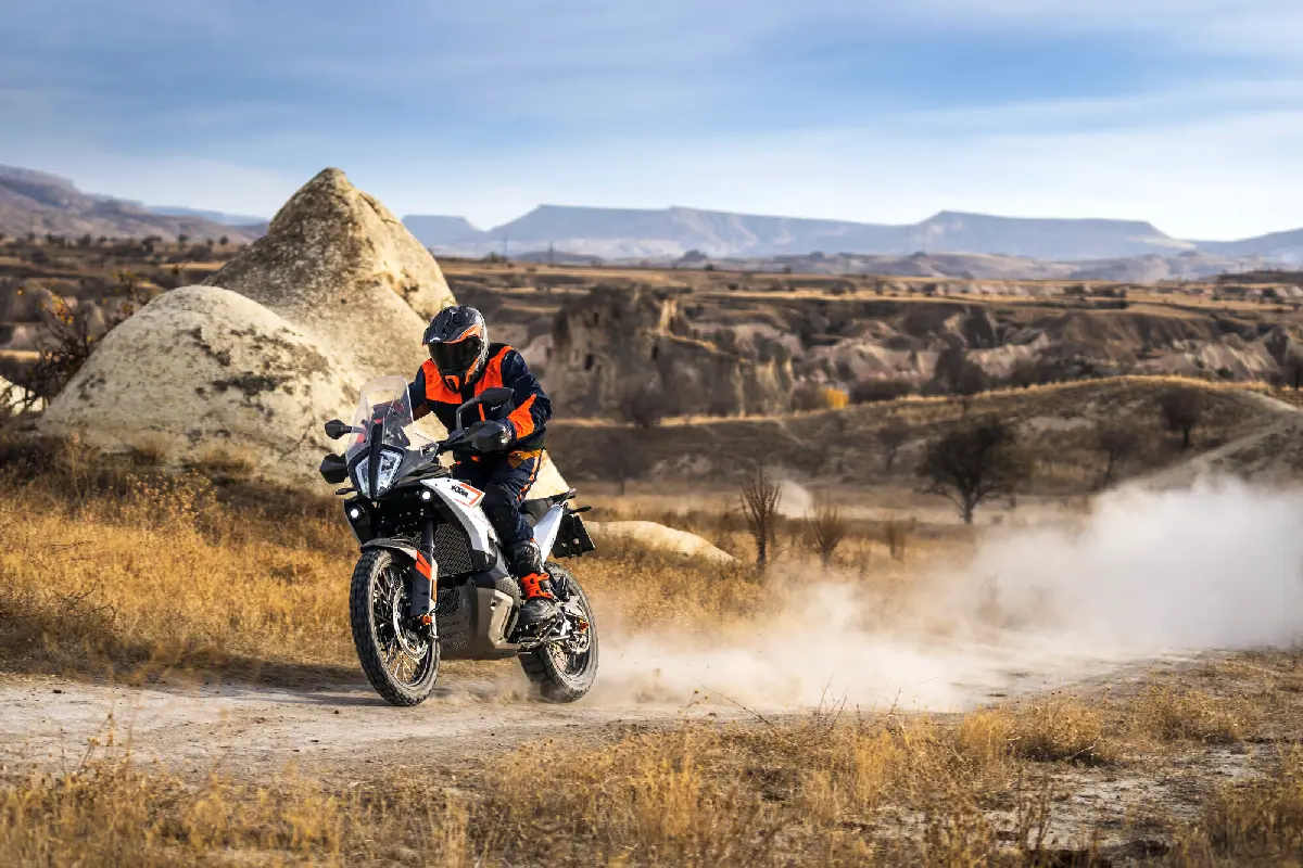 KTM Adventure Motorrad in Aktion auf einer staubigen Offroad-Strecke