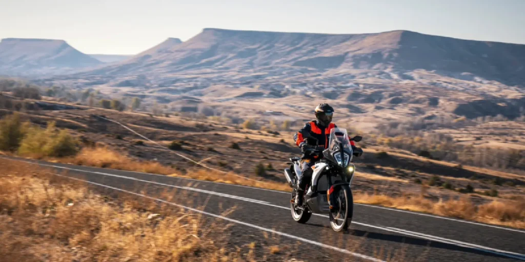 Motorradfahrer auf KTM erkundet kurvenreiche Bergstraßen – das ultimative Reiseerlebnis