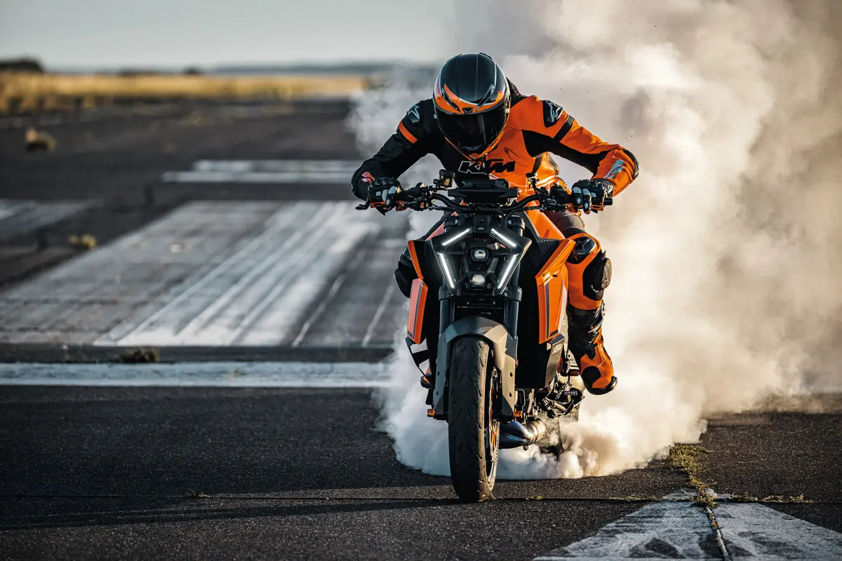 KTM 1390 Super Duke R Burnout mit rauchenden Reifen