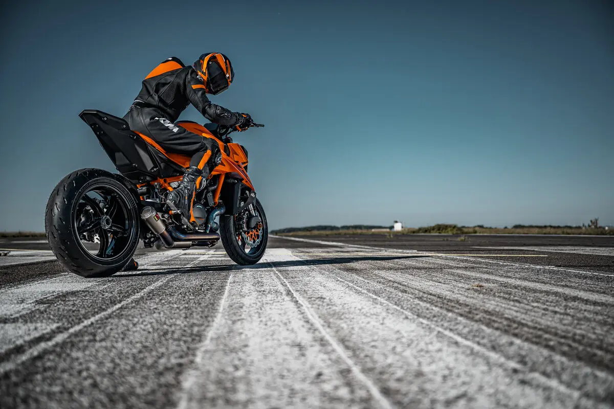 KTM 1390 Super Duke R EVO bereit zur Fahrt auf der Startbahn