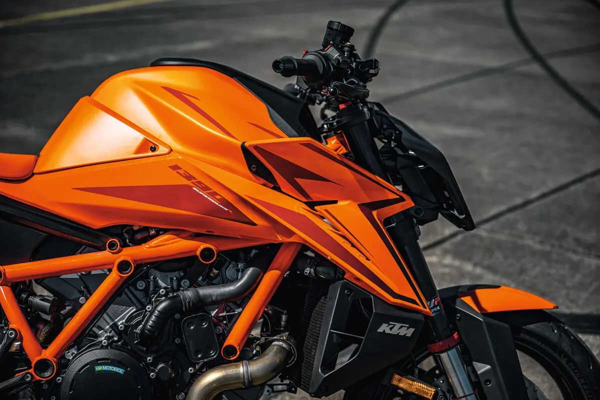 Detailansicht der KTM 1390 Super Duke R EVO mit Fokus auf das Design