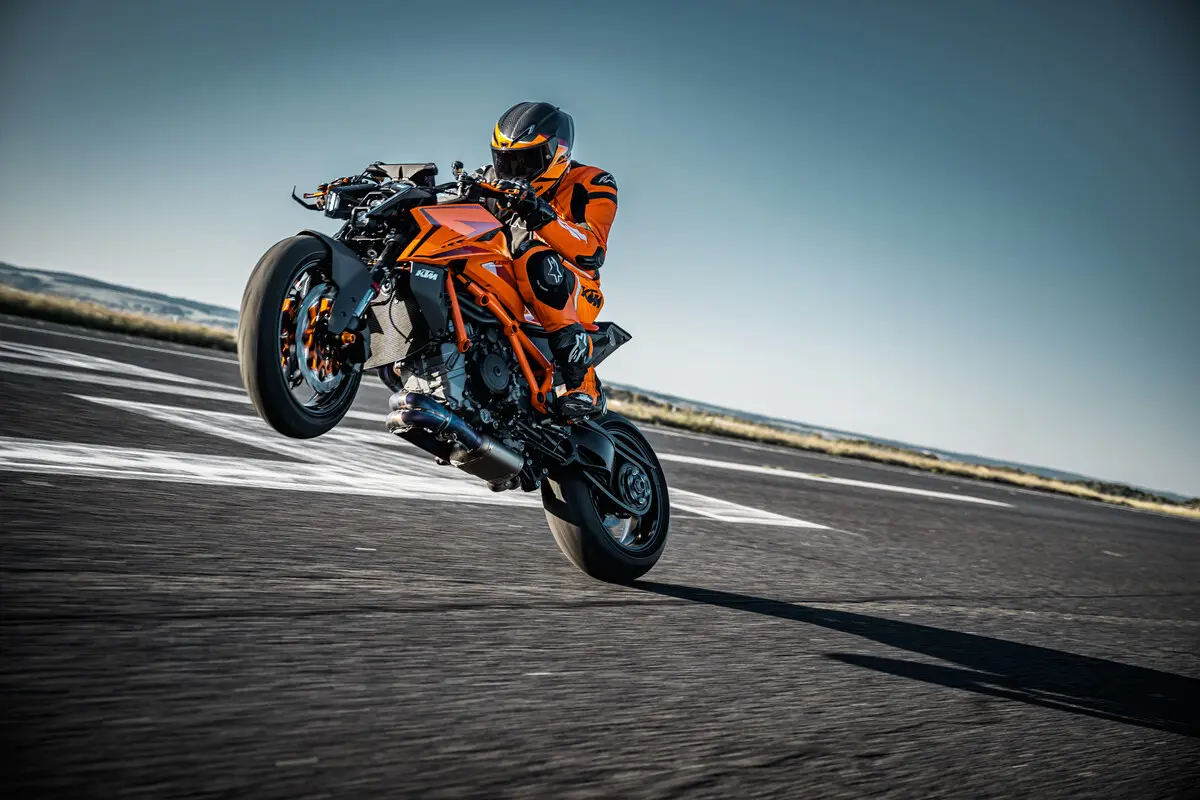 KTM 1390 Super Duke R in Aktion auf der Rennstrecke
