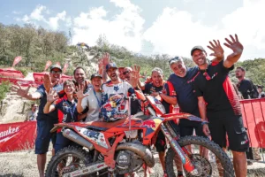 Manuel Lettenbichler und das KTM-Team feiern den Sieg bei den Red Bull Romaniacs 2024 auf der KTM EXC 300.