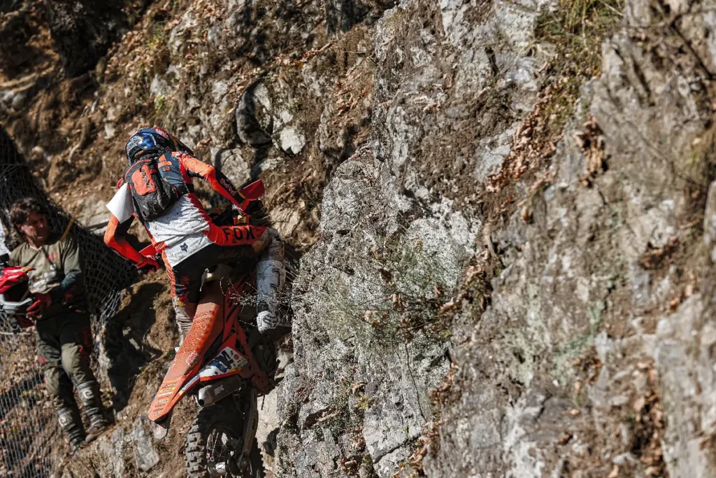 Die KTM EXC 300 meistert eine steile Felswand.