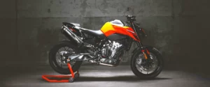KTM 790 DUKE 2026 in Orange/Schwarz – Seitenansicht im Studio auf Montageständer