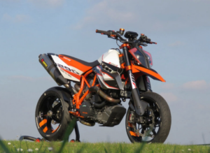 Wenn du ein Orange Bleeder und regelmäßig auf Instagram unterwegs bist, hast du bestimmt schon ein paar virale Custom Bikes gesehen, die auf das Konto von @daan99999 gehen. Wir haben uns mit dem unangefochtenen König der KTM-Custom Bikes zusammengesetzt und ihn ausgefragt.