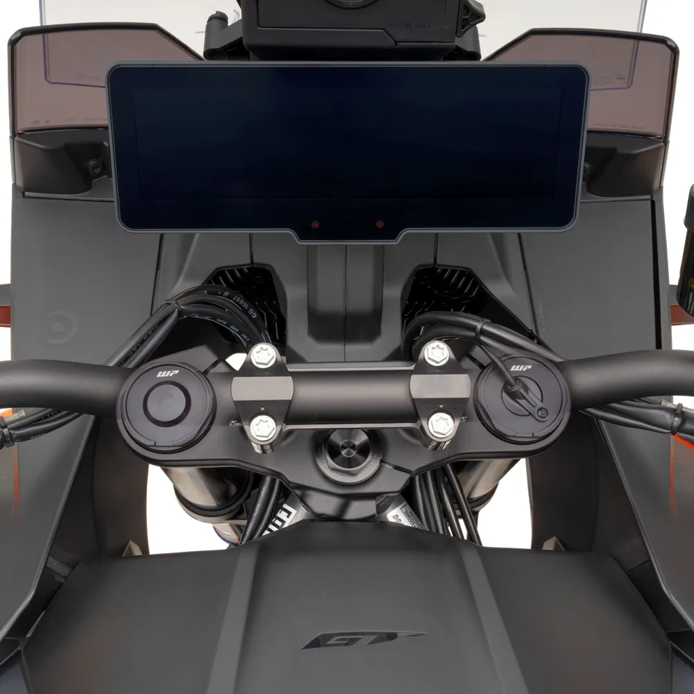 Hochauflösendes 8,8-Zoll-TFT-Display der KTM 1390 SUPER DUKE GT 2025 mit Touchscreen und Konnektivität