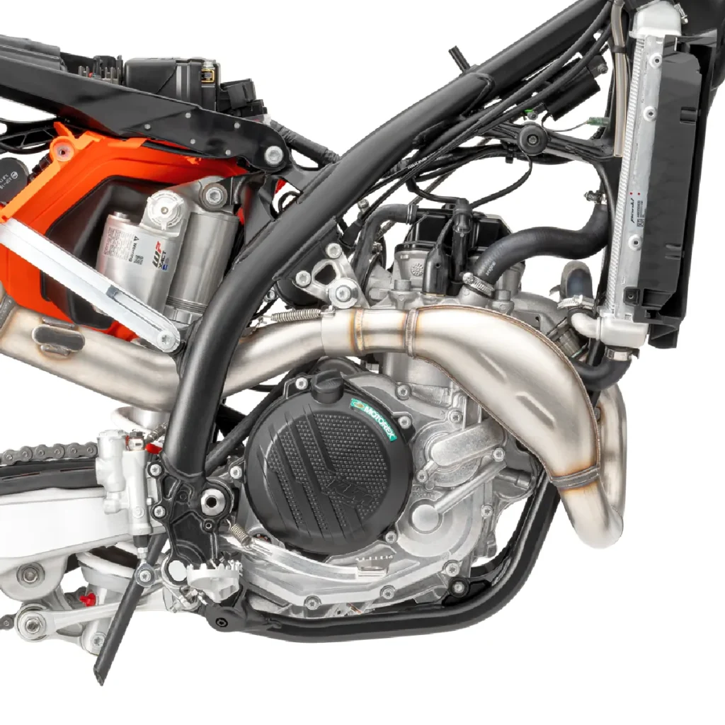 Detailansicht des 450-ccm-Einzylindermotors der KTM 450 SMR 2025 mit DOHC und Anti-Hopping-Kupplung