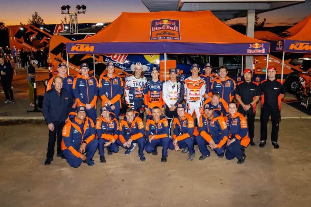 Das Red Bull KTM Factory Racing Team versammelt unter Flutlicht.