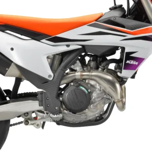 Neuer Motorradrahmen der KTM 450 mit optimierter Längssteifigkeit für präzise Kontrolle.