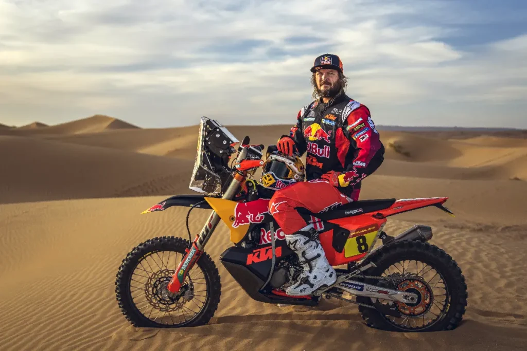 Toby Price, professioneller Rallye-Fahrer des Red Bull KTM Factory Racing Teams, vorbereitet auf die Dakar Rally 2024 in der Wüste.