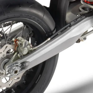 Leichte Aluminiumguss-Schwinge der KTM 450 SMR mit einstellbarem Radstand für dynamisches Handling.