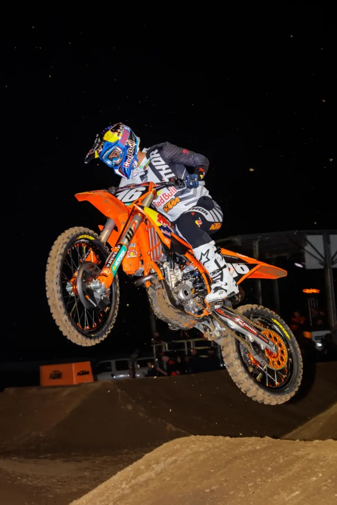 Tom Vialle zeigt seine Geschicklichkeit auf der KTM 250 SX-F.