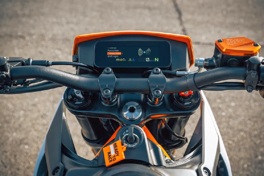 TFT-Display der KTM 390 SMC R, baugleich mit der Anzeige der KTM 125 SMC R 2025, mit modernem Interface und umfassenden Funktionen.