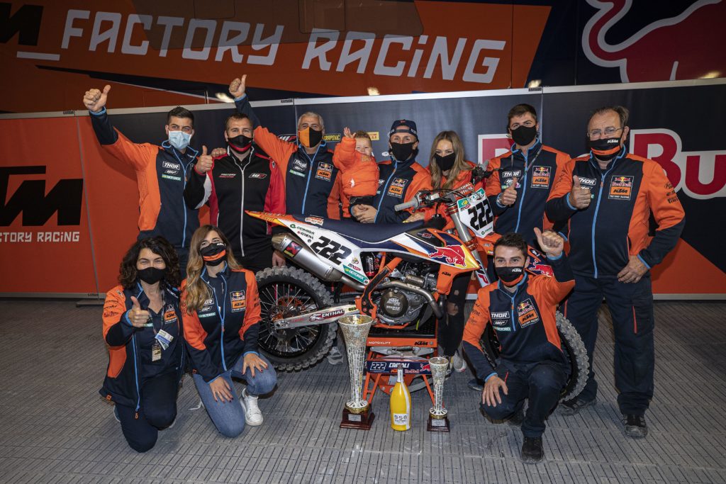 Tony Cairoli mit Team nach dem Sieg in Trentino