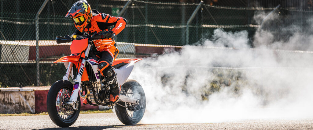 Supermoto in voller Action, bereit, jede Rennherausforderung anzunehmen.